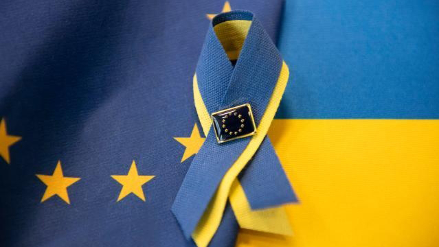 Pin of ukraine/EU flags