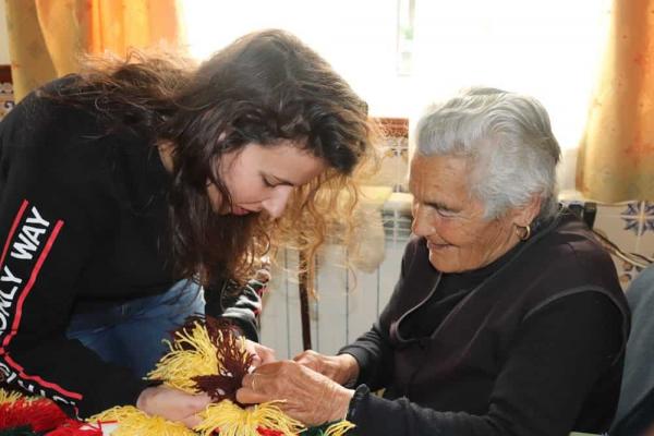 Workshop between a master and a younger participant